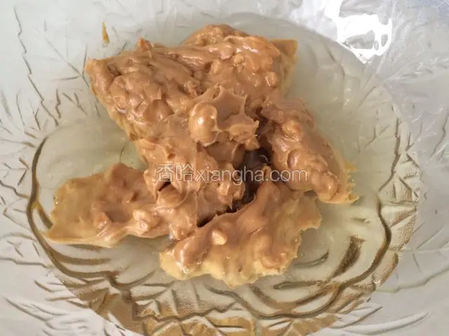 植物油和花生酱称重后搅拌混合均匀；