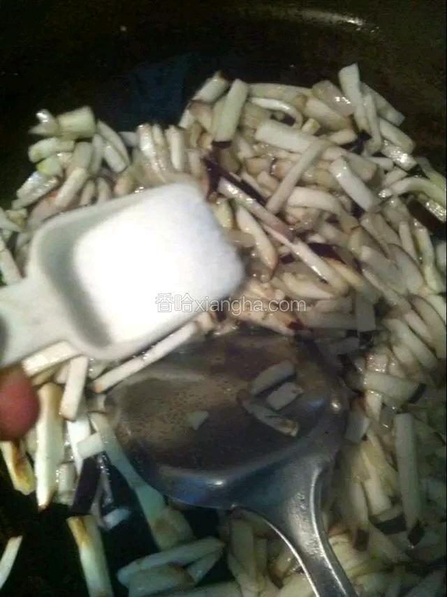 在锅中来回翻炒，将茄子炒断生，也就是茄子软了，加盐