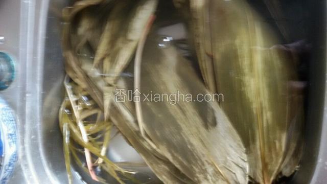 粽子叶和马莲提前煮软泡在锅中，用时清水冲洗干净
