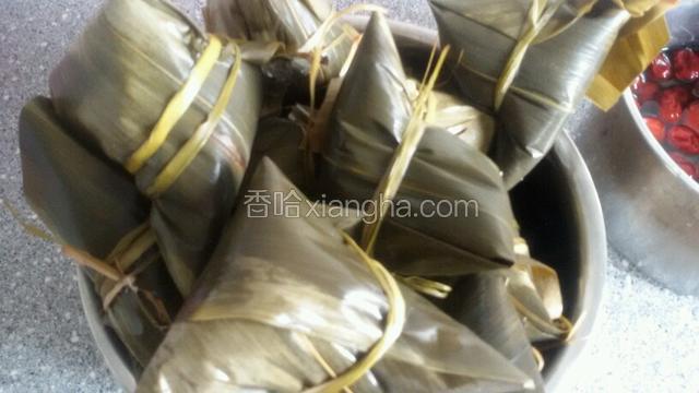 包好粽子用剪刀剪下多余的粽子叶，给它做个美容