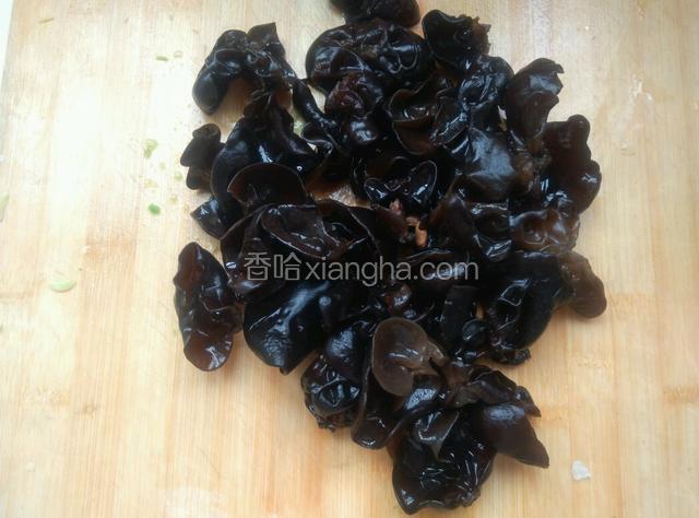 圆白菜沥水的时候就把木耳切碎备用