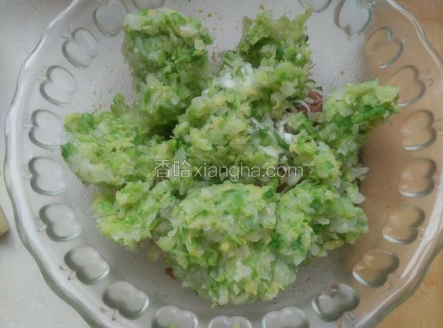 圆白菜切碎总纱布把水挤干。