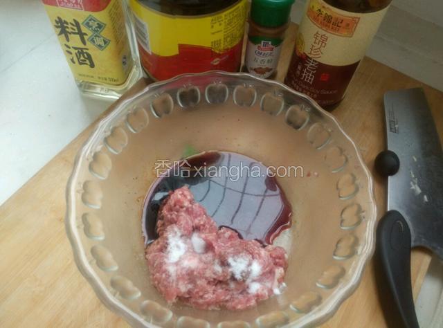 开始调馅喽！肉里先放上香油、盐、五香粉、鸡精、老抽、味达美用手抓几下，让肉入味！