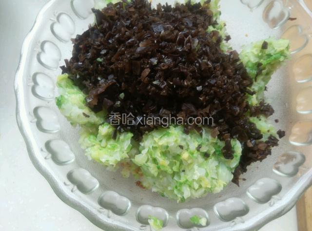 放上圆白菜、木耳，继续用手抓，直到调匀馅子！