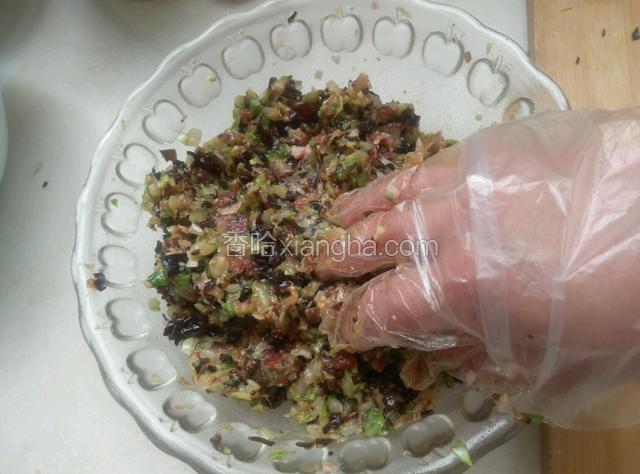 调匀后盖盖腌制一会，让木耳和白菜入味。