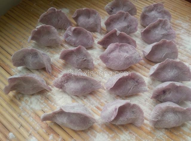 包好喽，在包水饺的时候就可以用锅烧水准备煮水饺。