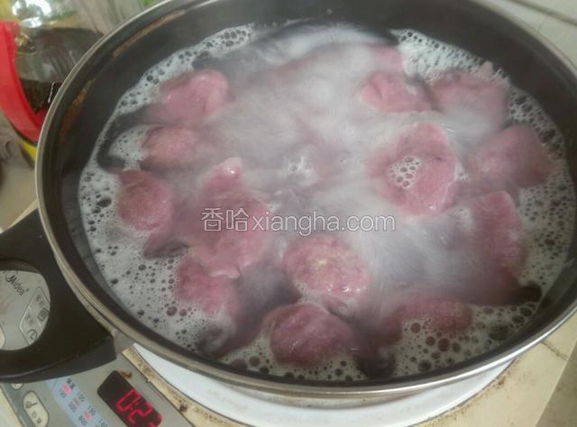 煮水饺的过程朋友们都知道了，水开以后等水饺漂起来就说明水饺熟了。