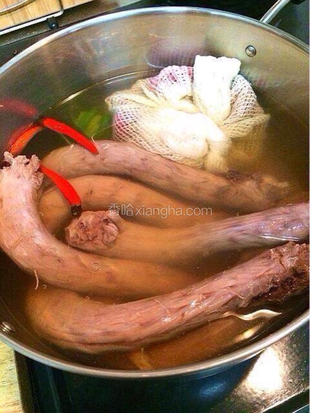 开锅香料煮出颜色后，放鸭脖，大火，水要淹过鸭脖