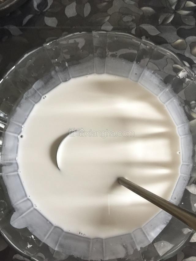 把400克椰浆加入125克清水里搅拌均匀