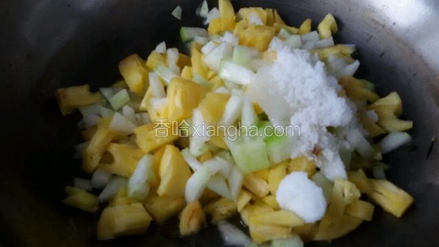 冬瓜和菠萝加15克水和糖，煮至20分钟关火晾凉