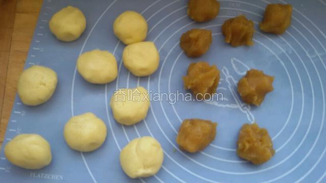 分好面挤(30克)和馅料(30克)