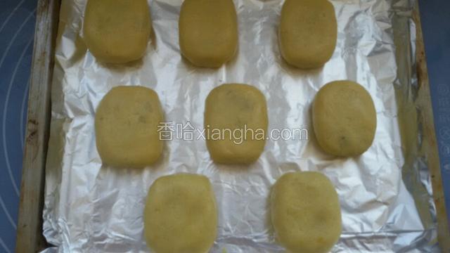 烤箱预热五分钟，把包好凤梨酥用手整成长方形轻放在烤盘上准备入烤箱