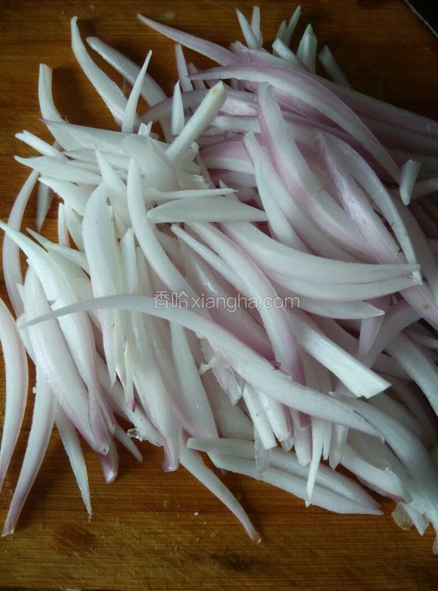 将食材和辅料准备好。将洋葱切丝。