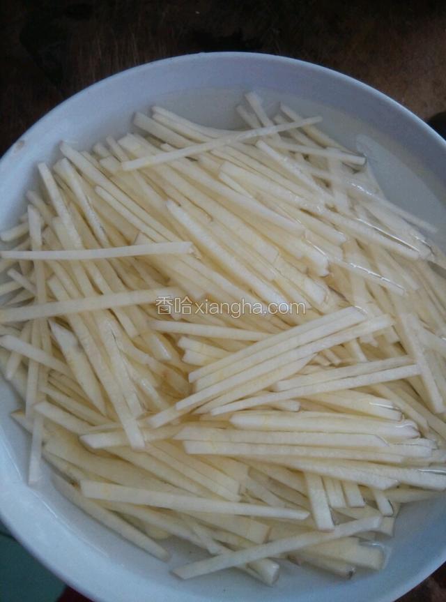 将土豆切丝，泡在水里。