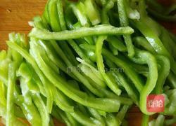 素炒土豆洋葱青椒丝的做法图解3