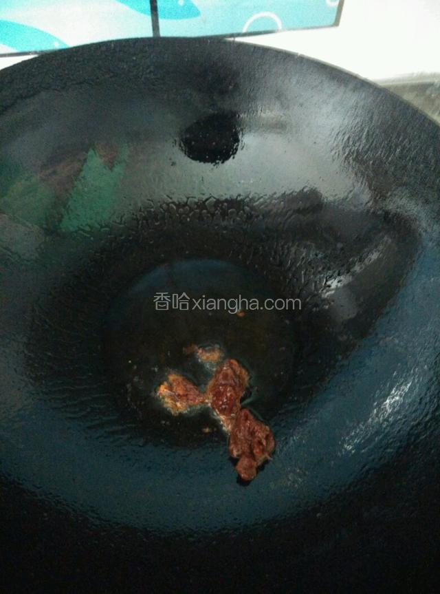 翻炒豆瓣酱。