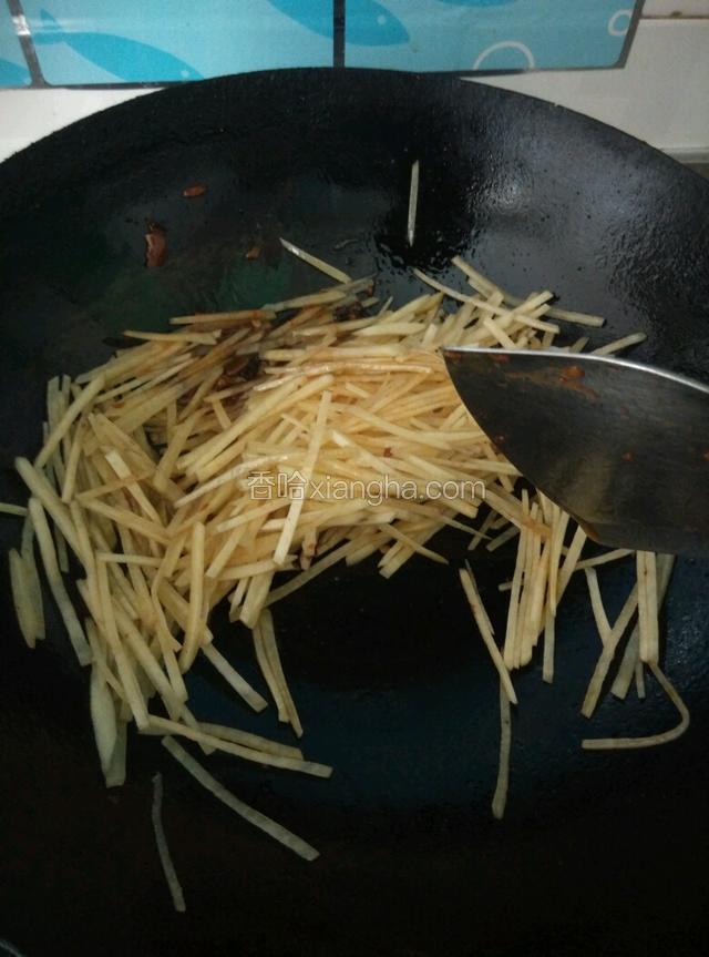 放入土豆丝翻炒。