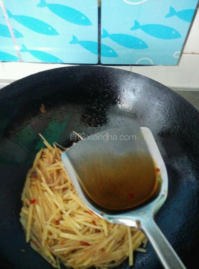 加入醋，调味。