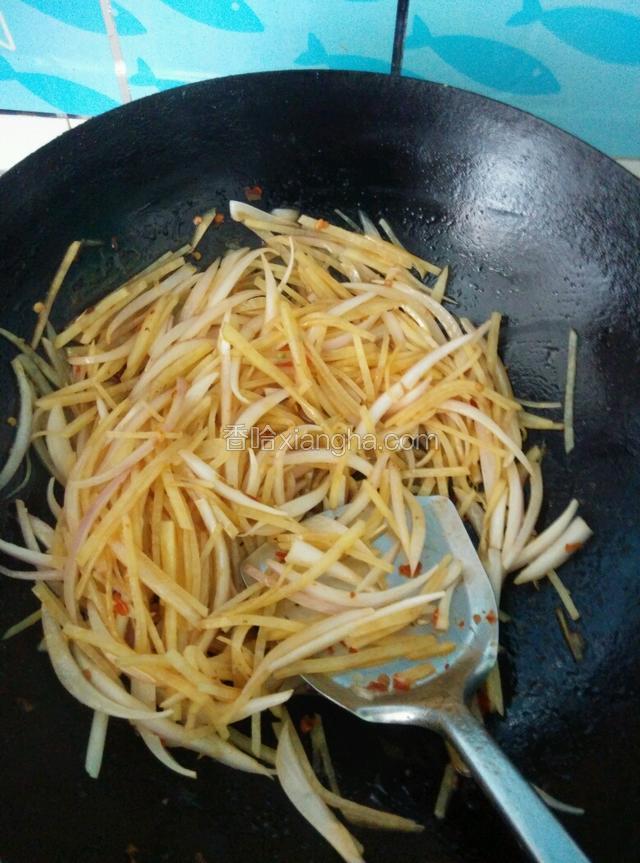 加入洋葱，翻炒。