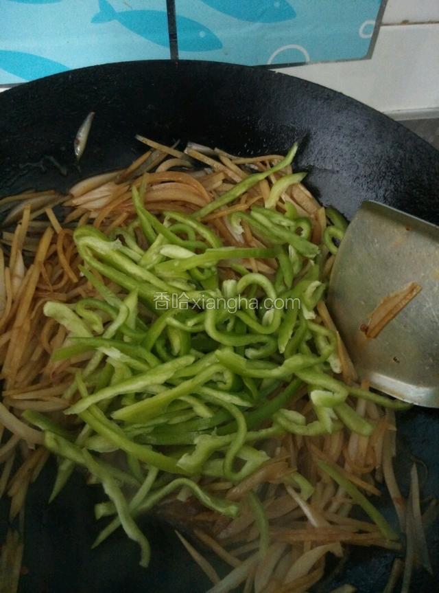 加入青椒，翻炒。