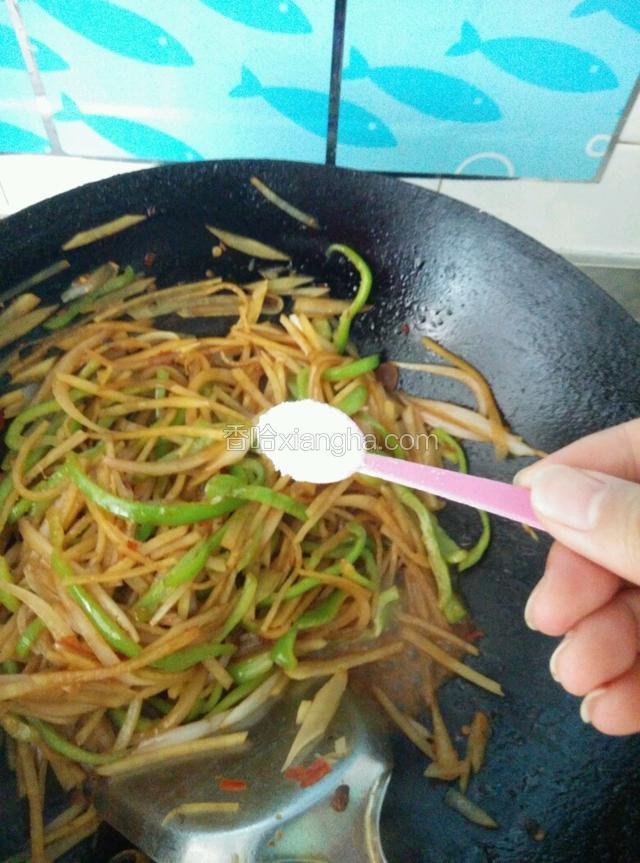 加入盐和酱油，调味，翻炒。