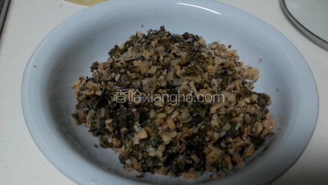 将提前一天泡好的干菜切成块，比饺子馅儿略大一些！