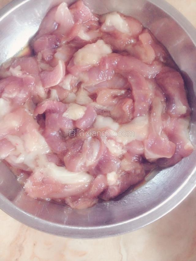 瘦肉腌制一会，用淀粉，酱油，生油