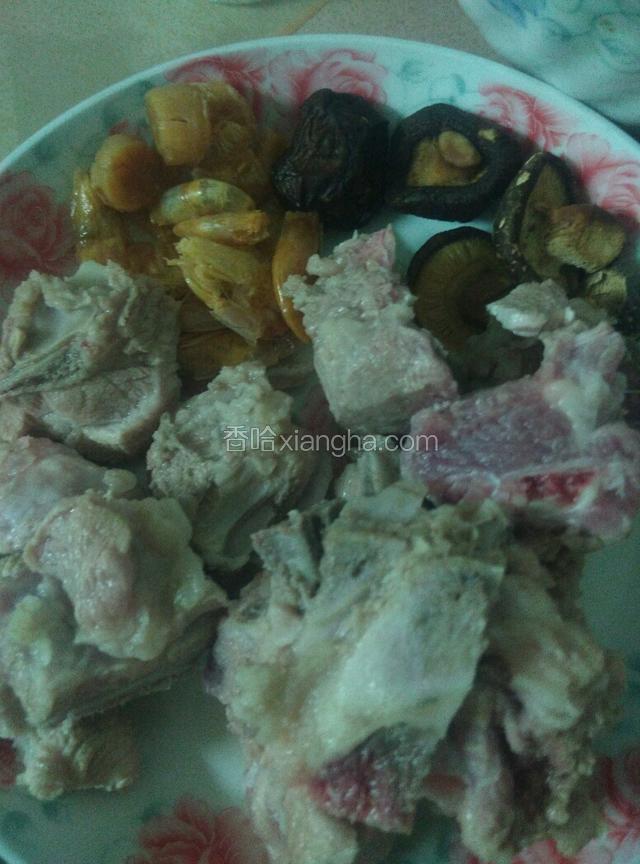 準備好材料，排骨，瑤柱，香菇，蒜頭，放入碗內