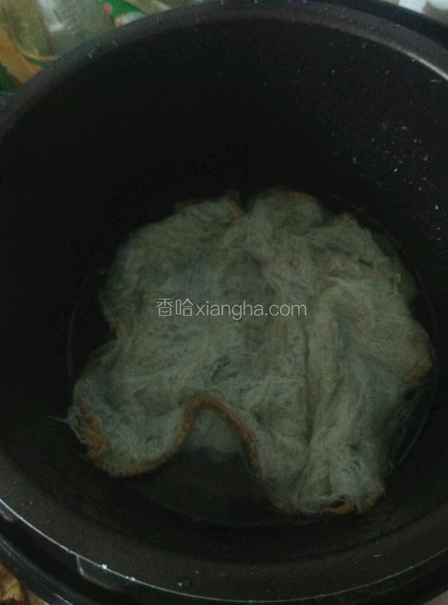 電飯鍋內放適量水，放毛巾一條，避免碗跟電飯煲直接接觸，框框餉