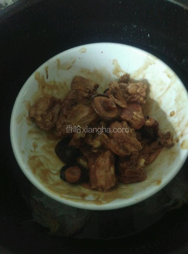 將醃好的排骨放入鍋內
