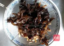 Illustration of how to make Beijing-style braised noodles 2