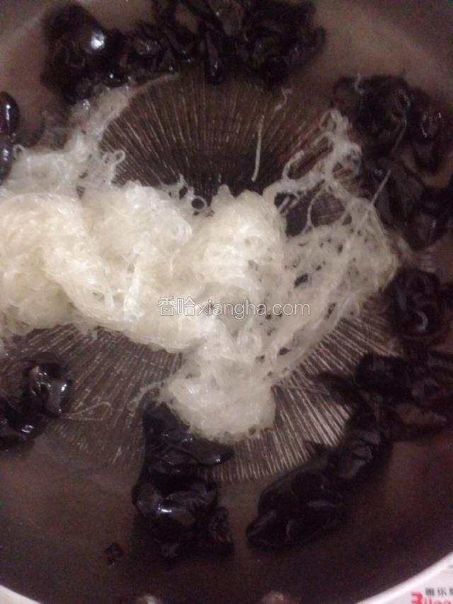 炒好了木耳在放粉色煎干。