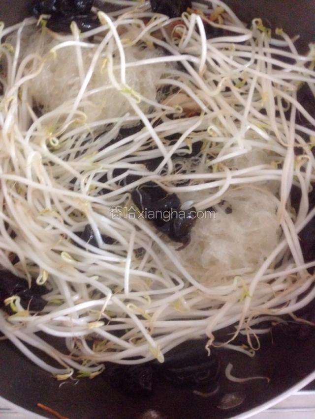 加豆芽翻炒，加点水，酱油，打散翻炒，（水和酱油适量分二次下）