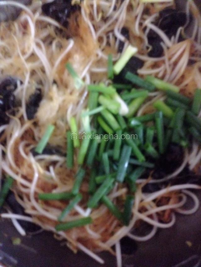 加酱油，加葱段，加盐，加水，翻炒至收汁。