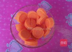 胡萝卜鸡蛋面鱼的做法图解1