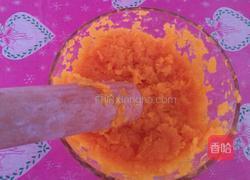 胡萝卜鸡蛋面鱼的做法图解2