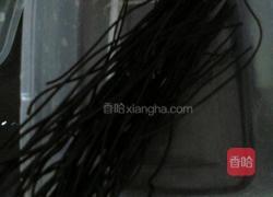 蕨根粉拌黄瓜的做法图解1