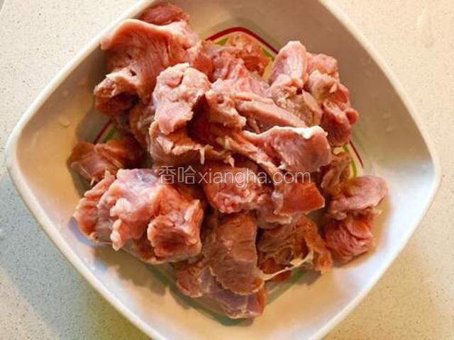 牛肉切3至4厘米左右的坨状，清水浸泡10来分钟再搓洗然后用清水冲洗干净挤干水份备用