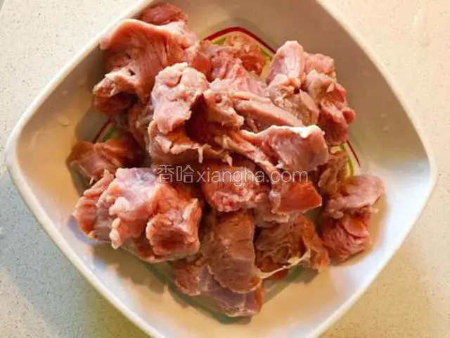 牛肉切3至4厘米左右的坨状，清水浸泡10来分钟再搓洗然后用清水冲洗干净挤干水份备用
