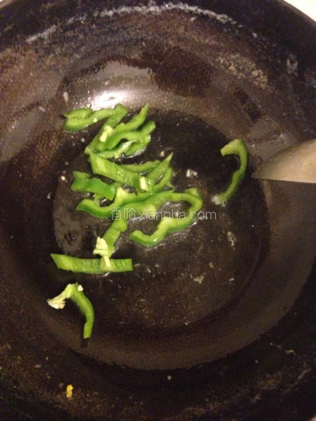 放一点油然后下甜椒  过一遍热油就好了