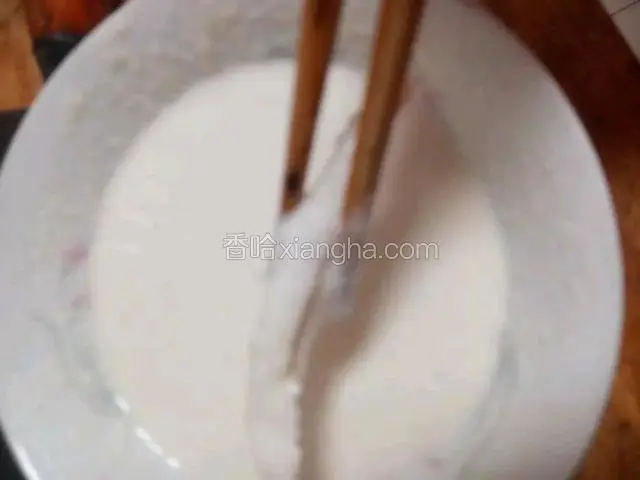 将面粉、盐、水调成面糊状，莲藕裹上面