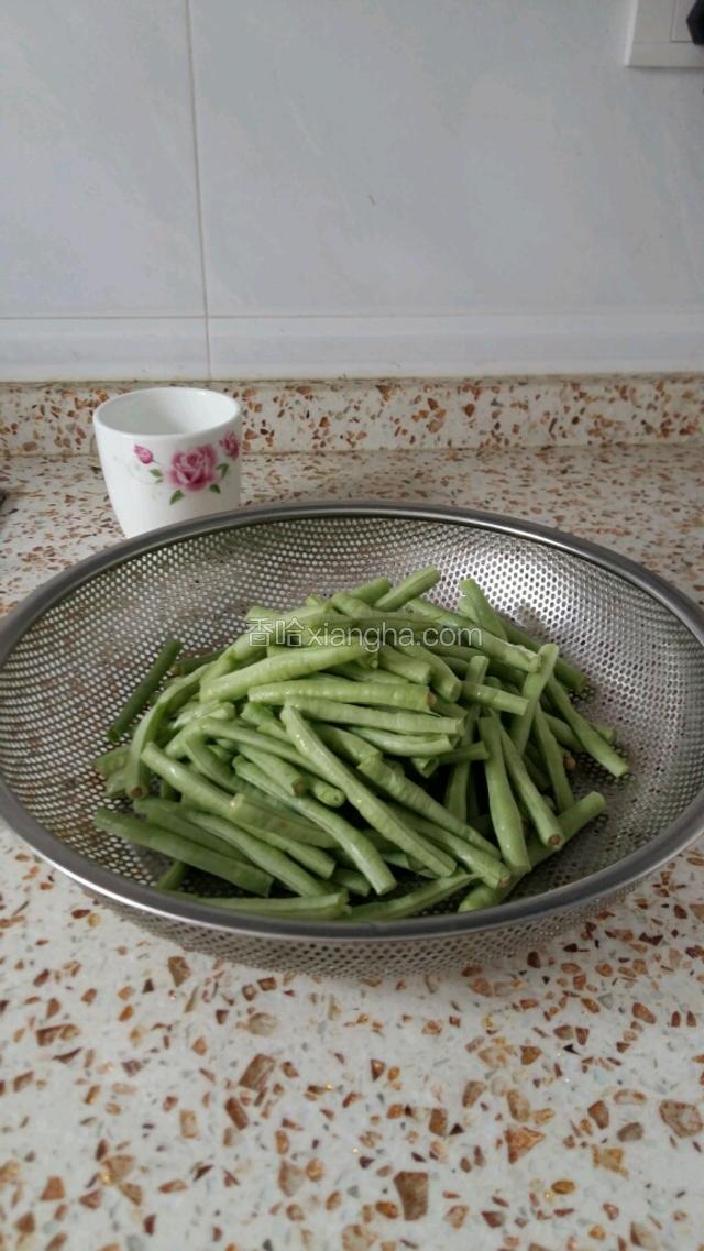 豇豆去掉头尾，择小段。(我个人认为手择的比较好吃…)