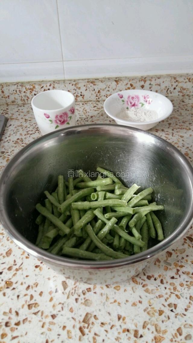 先倒入油拌匀，再放少许干面拌均匀即可。