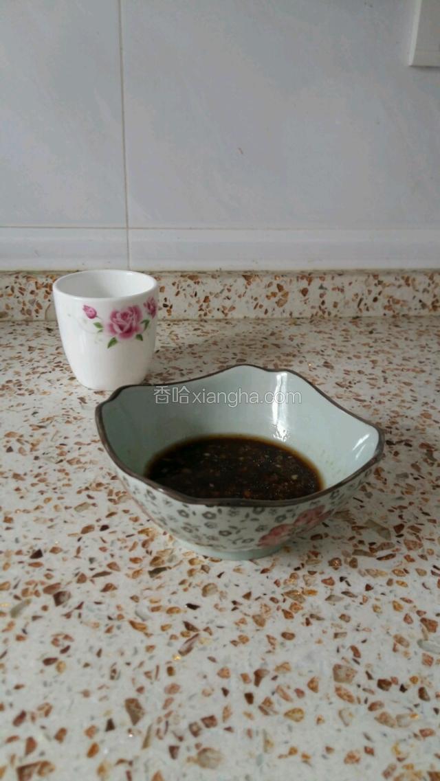 香油 生抽 蒜蓉 醋调汁。(喜欢的可以放些辣油)