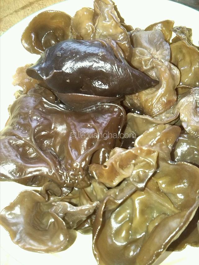 木耳用温水泡发，洗净