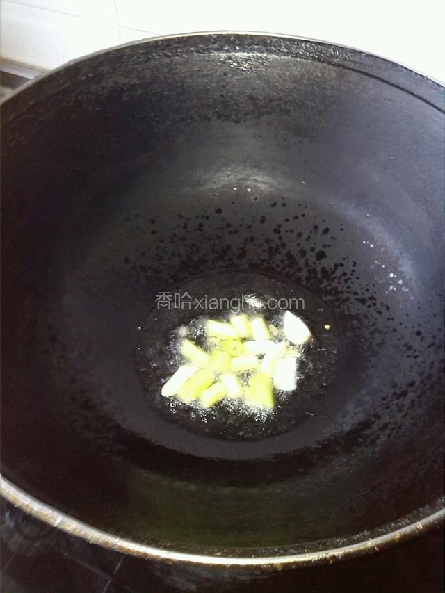 锅放油烧热爆香葱段留葱油