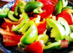 双椒炒面筋的做法图解2