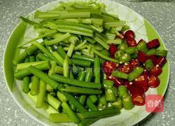 辣椒香芹蒜苗炒牛肉的做法图解2