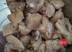 红薯炖鸡的做法图解1