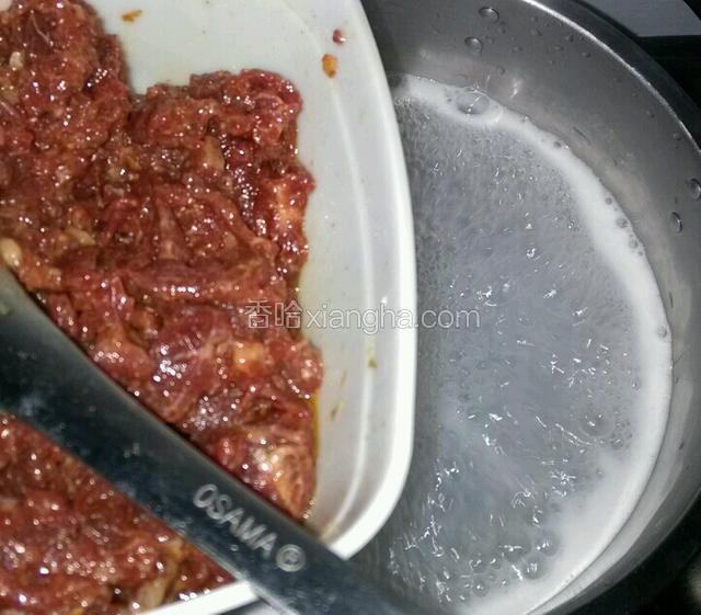 大火加热倒入腌制好的牛肉